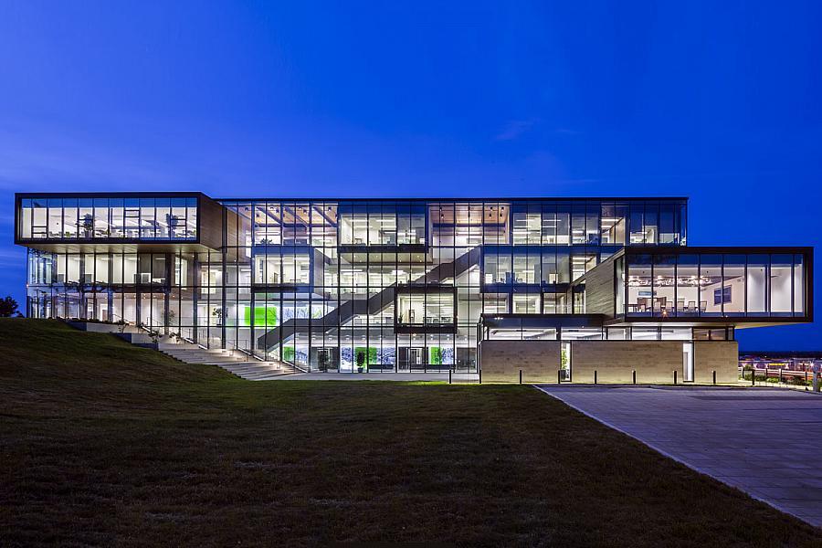 Une photo du siège social moderne et innovant de Desjardins Assurance