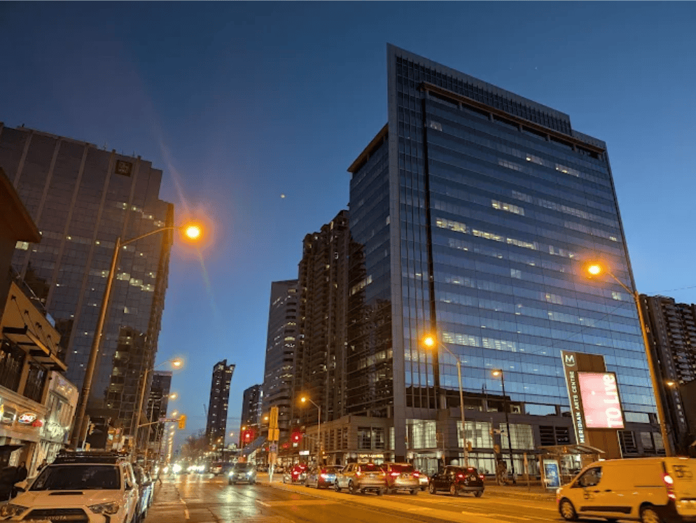 Une photo du siège social moderne et innovant d'ivari Assurance