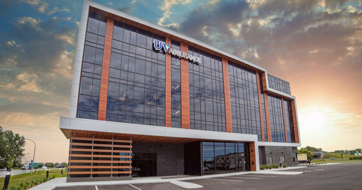 Une photo du siège social moderne et innovant d'UV Assurance à Drummondville, au Québec.
