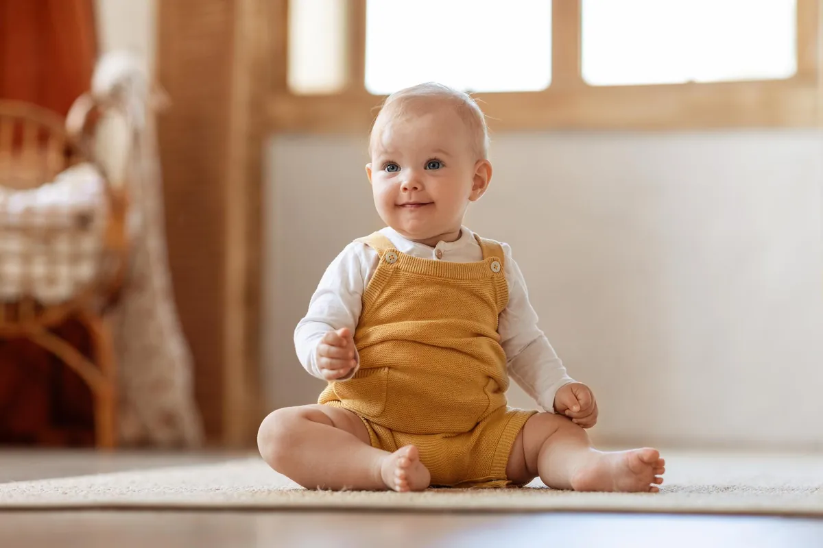 Bébé souriant protégé par une assurance vie participative enfant au Québec